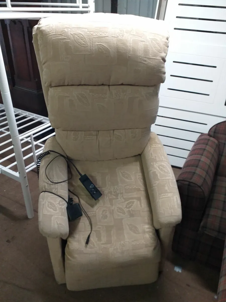Lift & tilt electric recliner, bargain €250 - Image 2