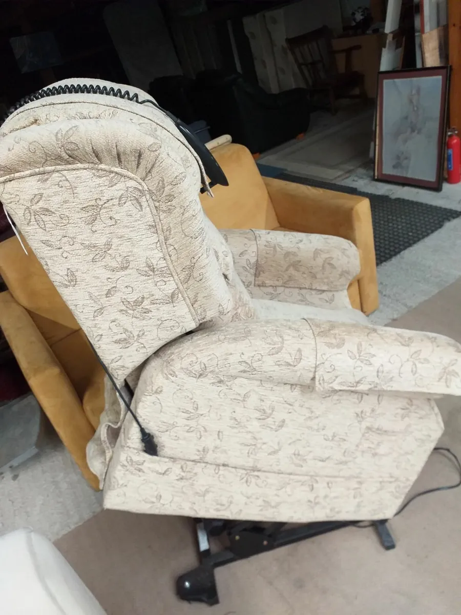 Lift & tilt electric recliner, bargain €250 - Image 3