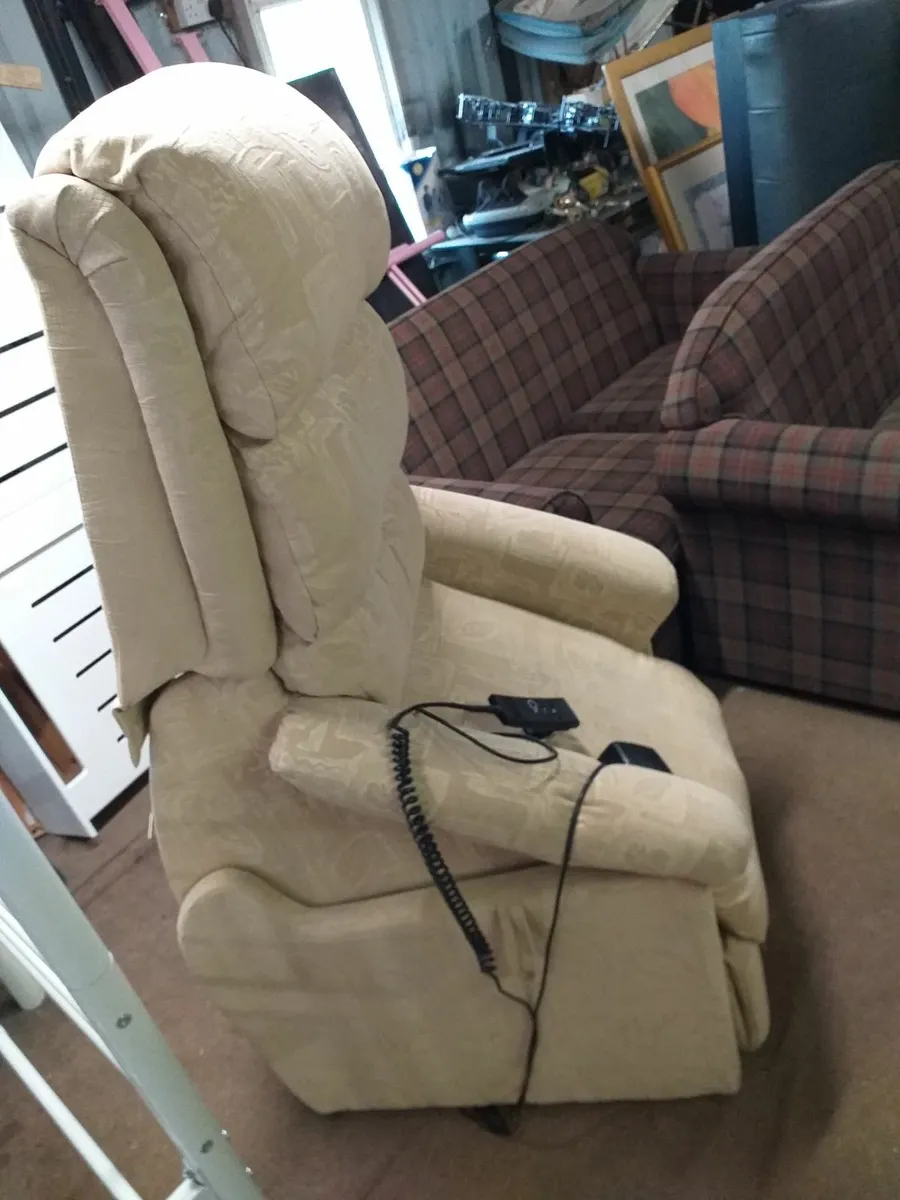 Lift & tilt electric recliner, bargain €250 - Image 4