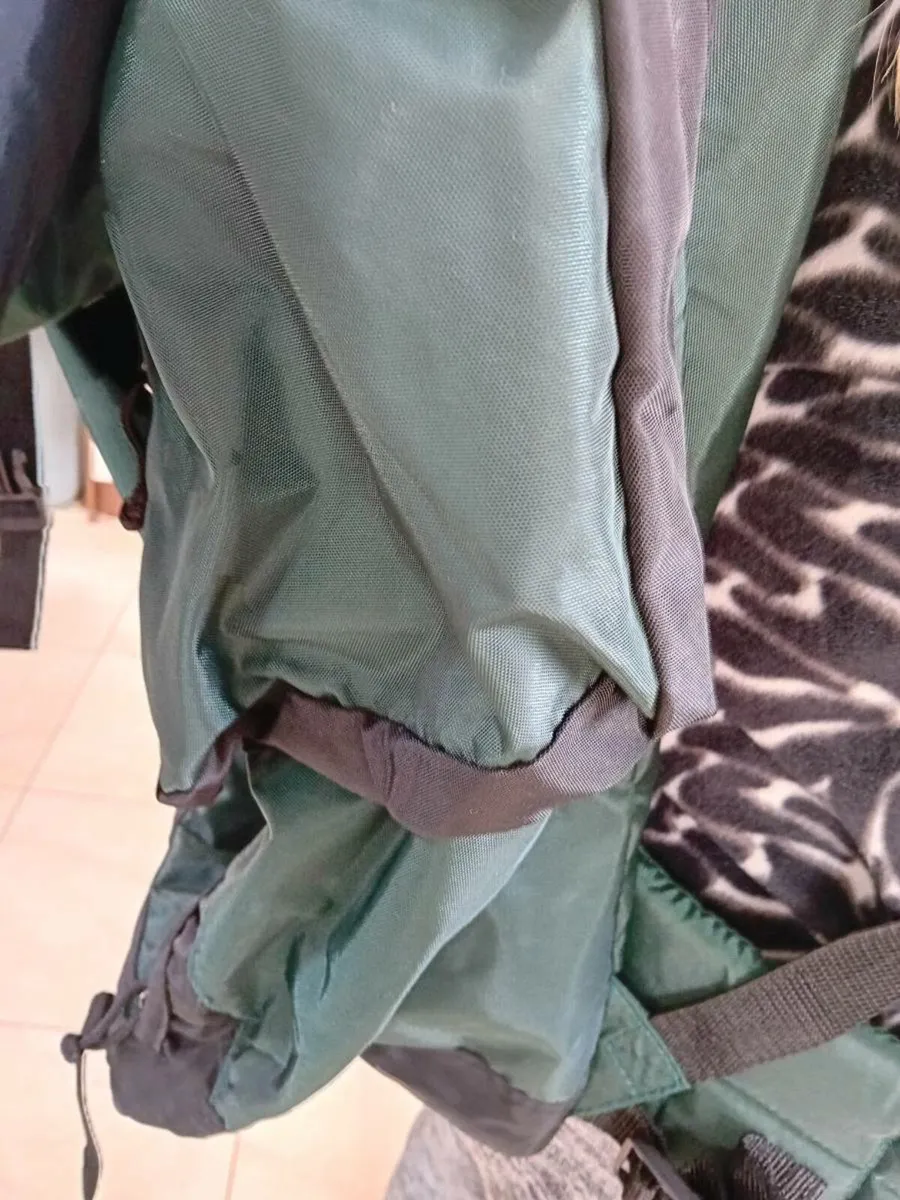 EQUADOR 85 HIKING BACK PACK LIKE NEW - Image 2