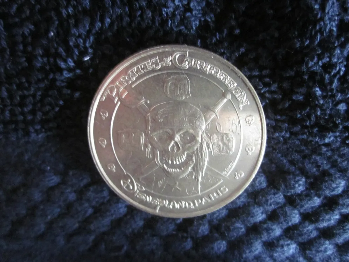 2022 DisneyMetal Medallion Paris Pirates Caribbean - Image 1