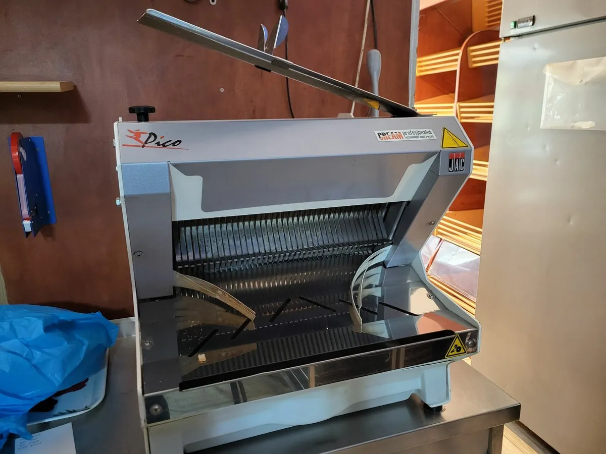 Bread slicer