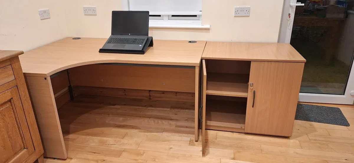 Office desk, storage press and filing cabinet - Image 1