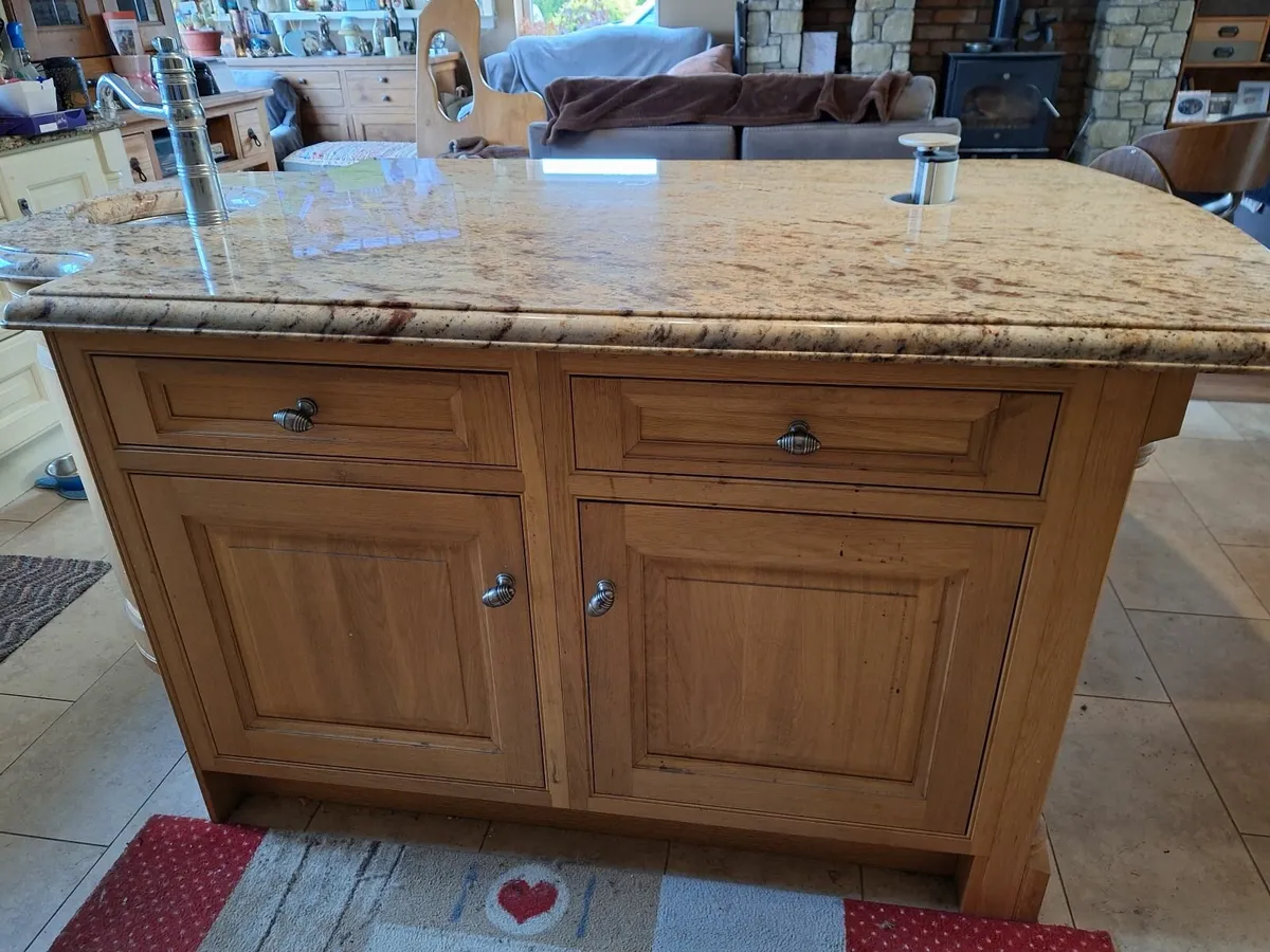 Kitchen island - Image 1