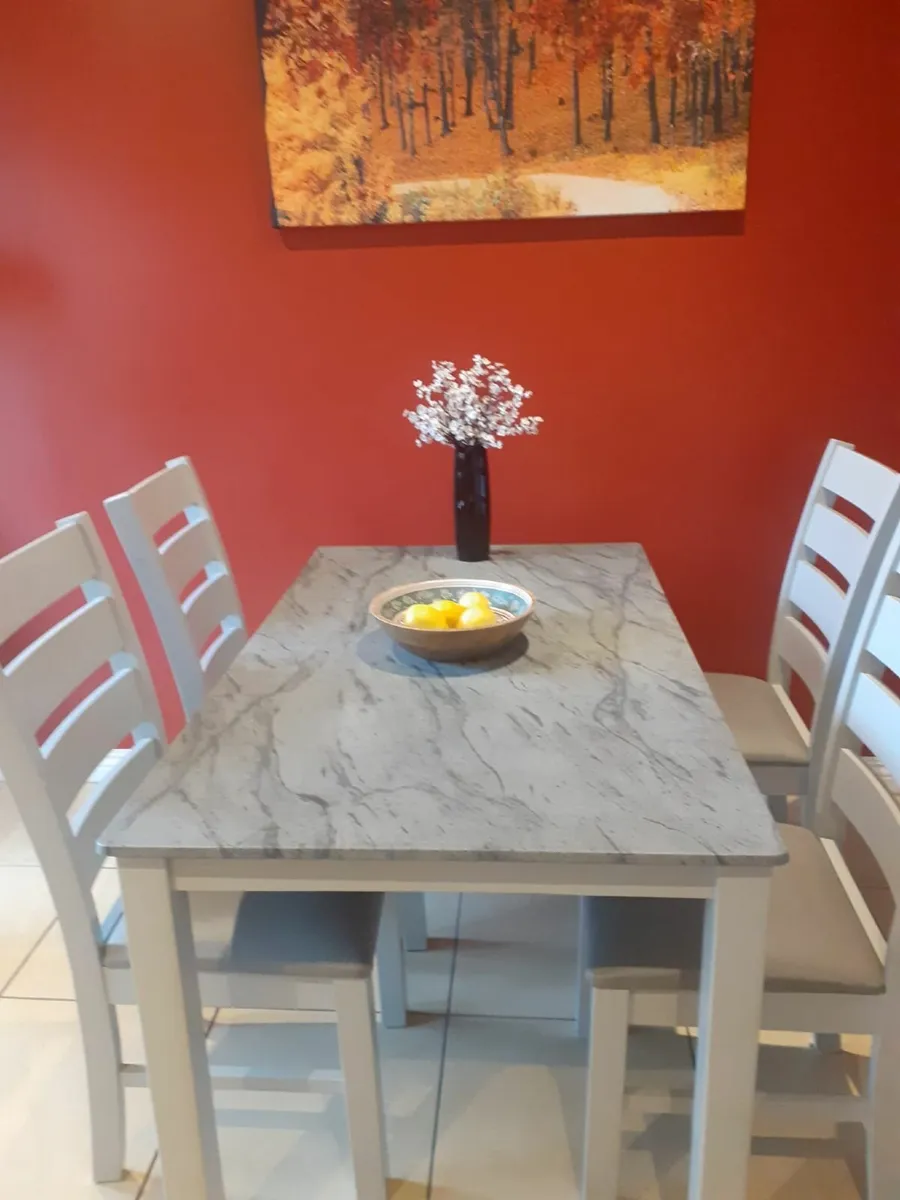 Kitchen table with 4 chair's - Image 1