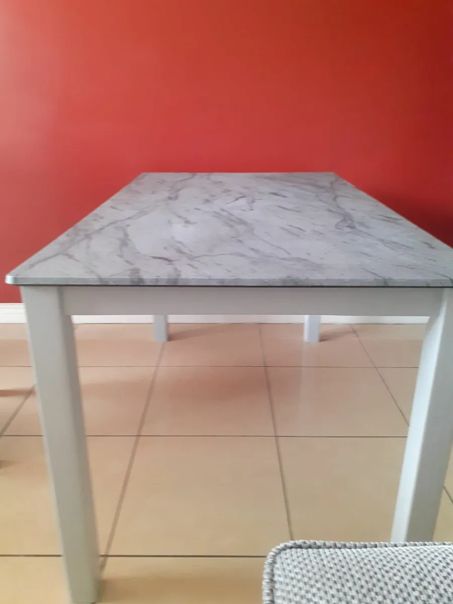 Kitchen table with 4 chair's - Image 2