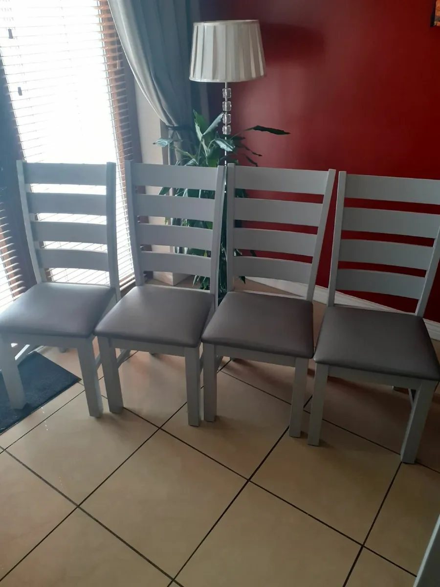 Kitchen table with 4 chair's - Image 4