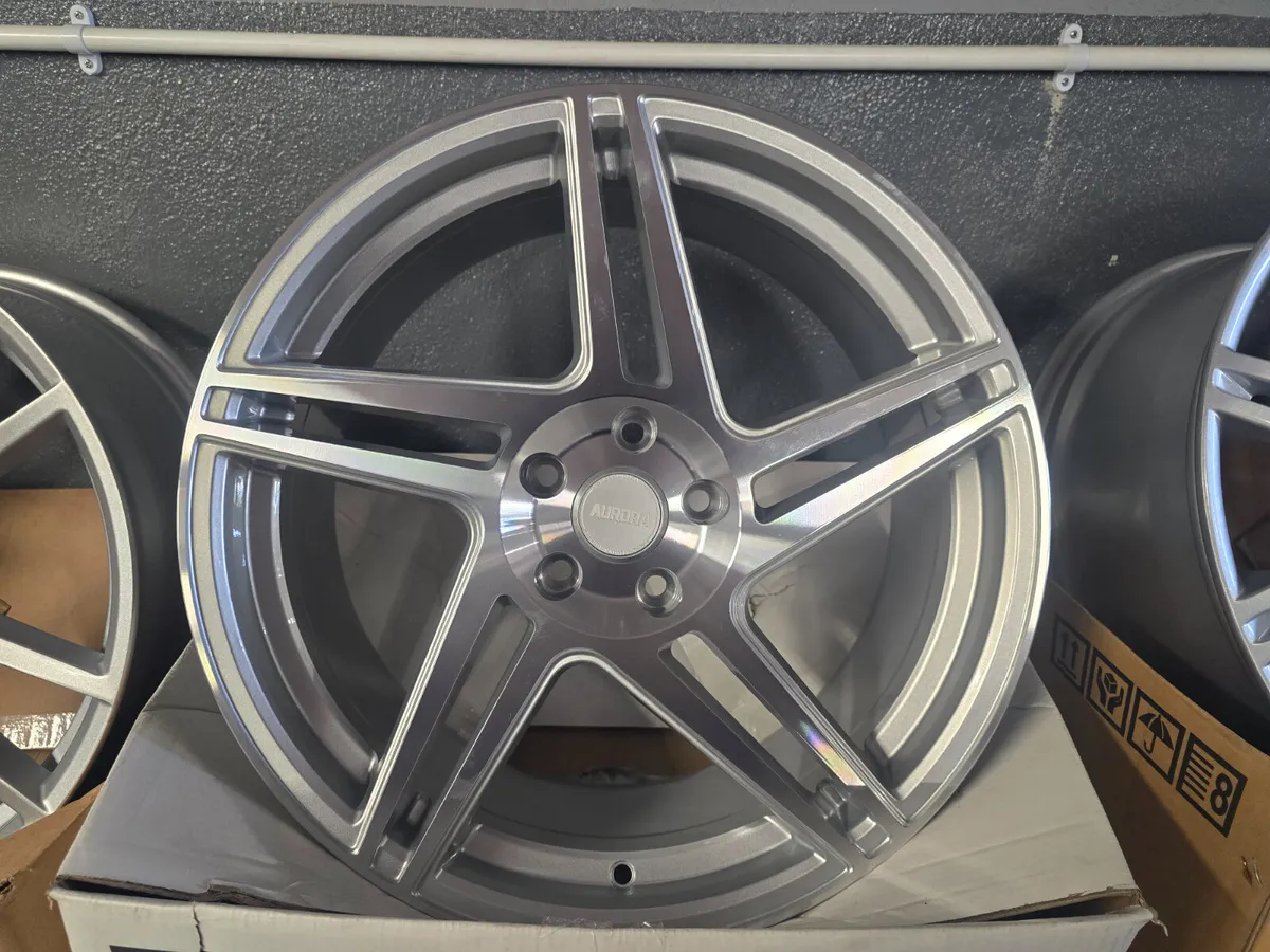 **Special** 19" Aurora AR909 - Image 2