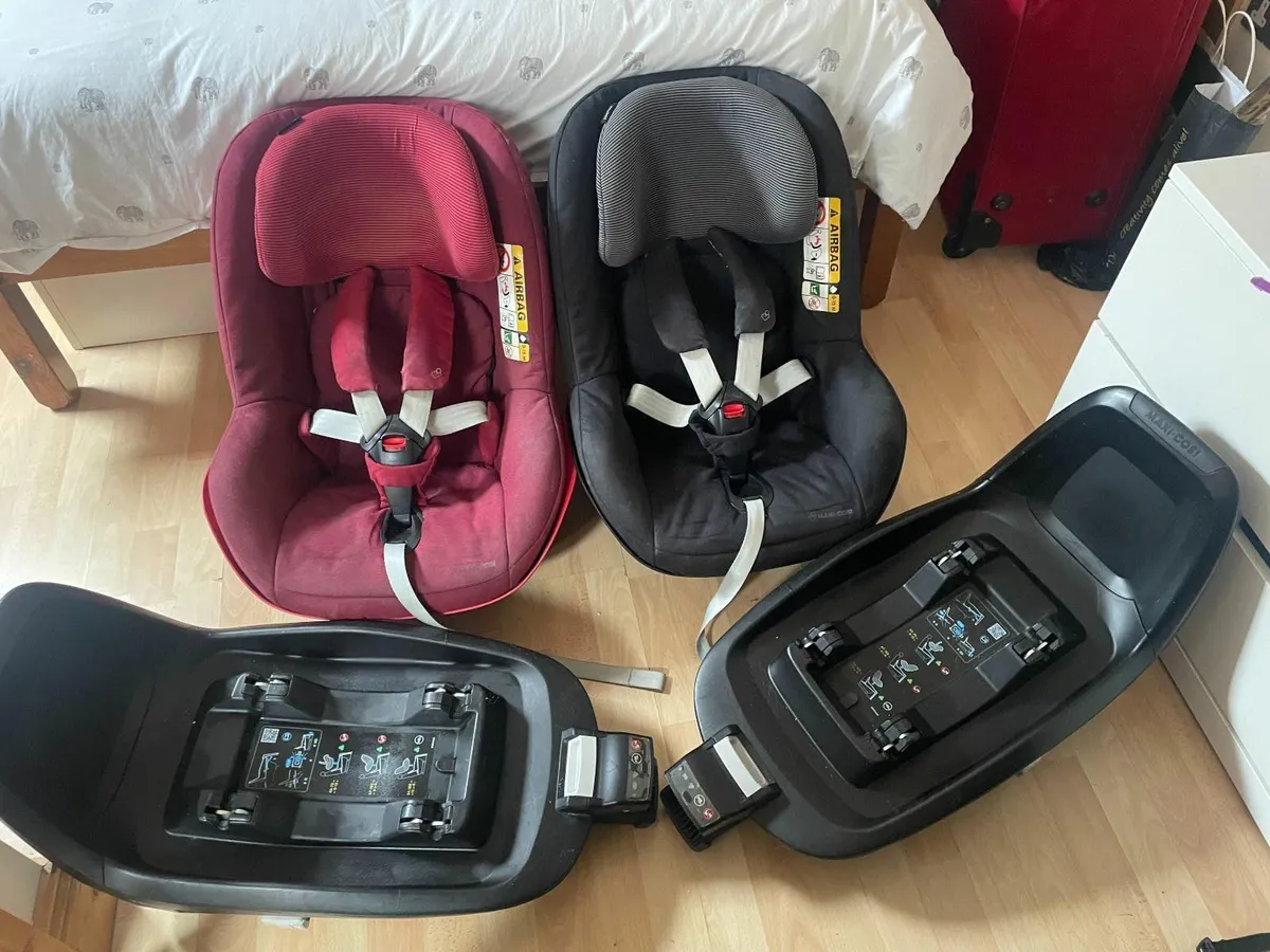 Maxi Cosi Pearl car seats & ISO fix bases - Image 1