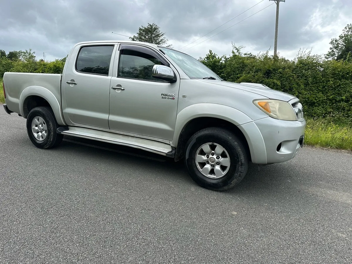 TOYOTA HILUX - Image 2