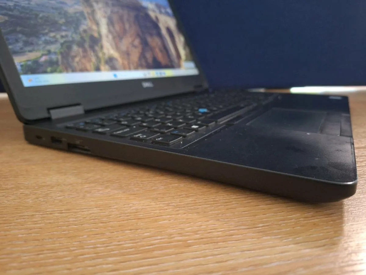 Dell Latitude 5590 - Image 4