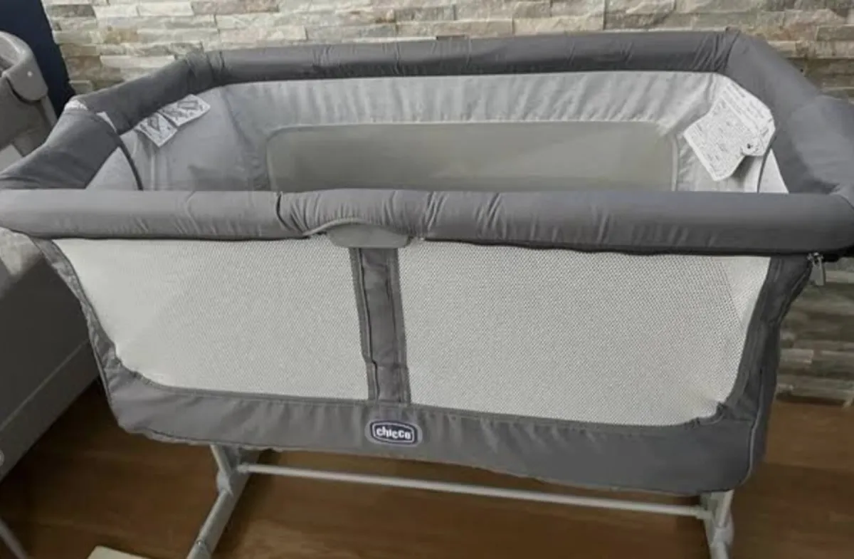 Chicco bedside co sleeper - Image 3