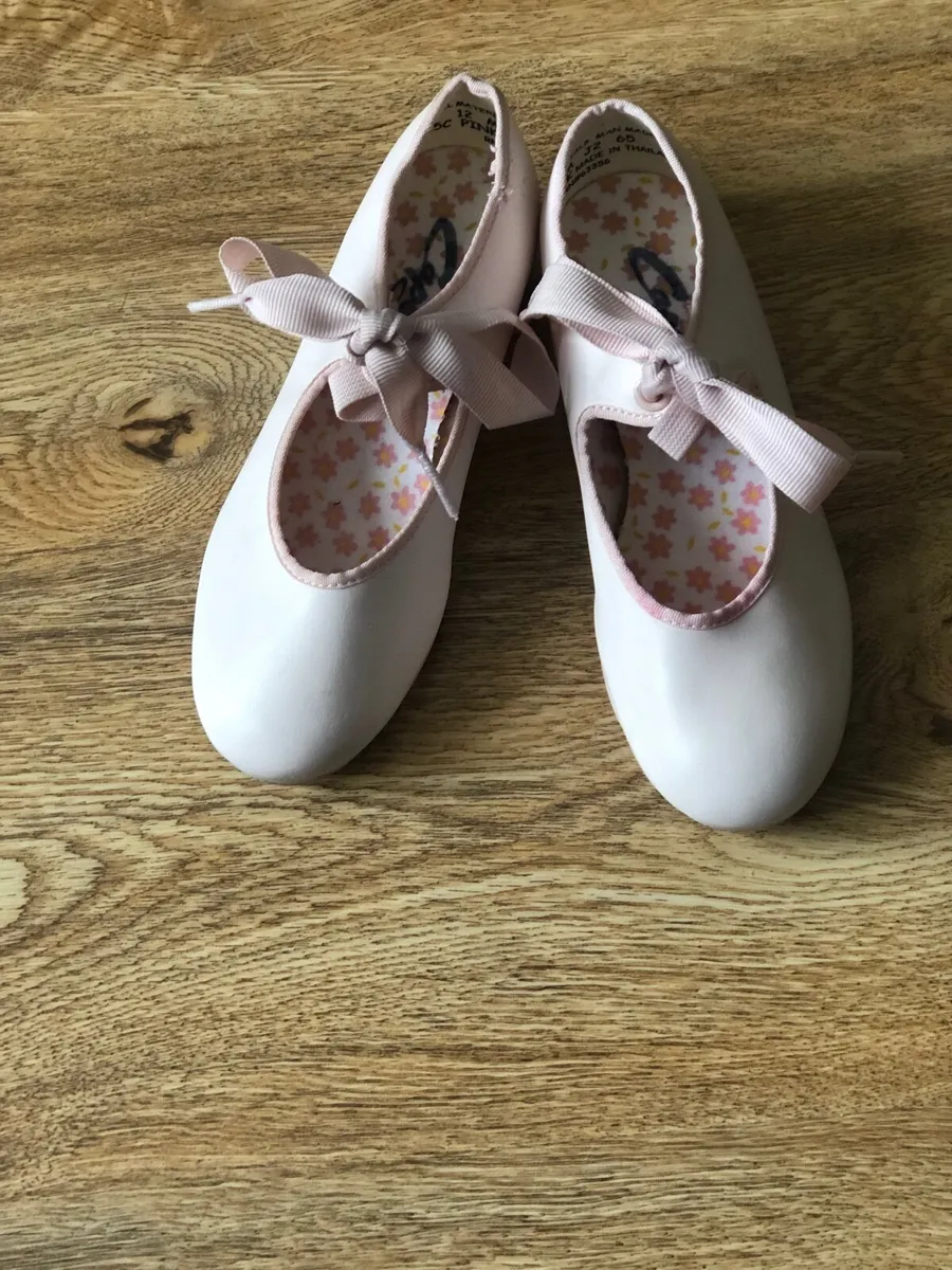 Girls dance shoes - Image 1
