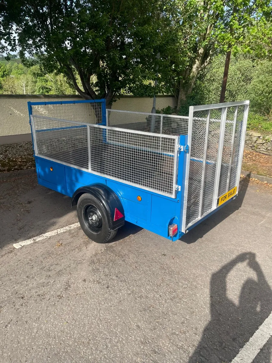Trailer with removable sides and ramp - Image 1
