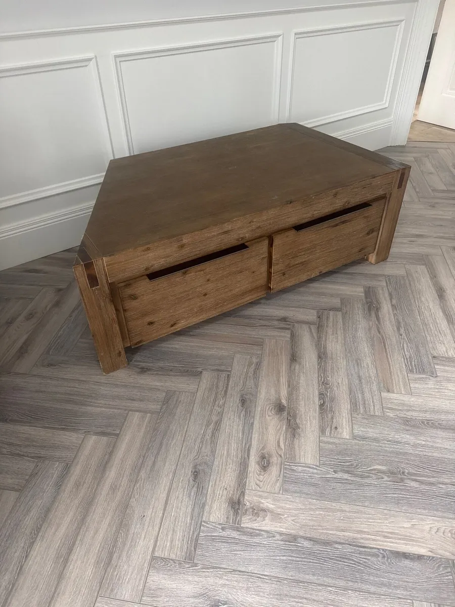 Coffee table gaming chair and rug - Image 1