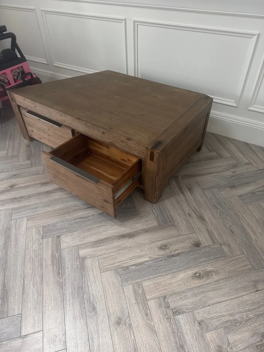 Coffee table gaming chair and rug - Image 2
