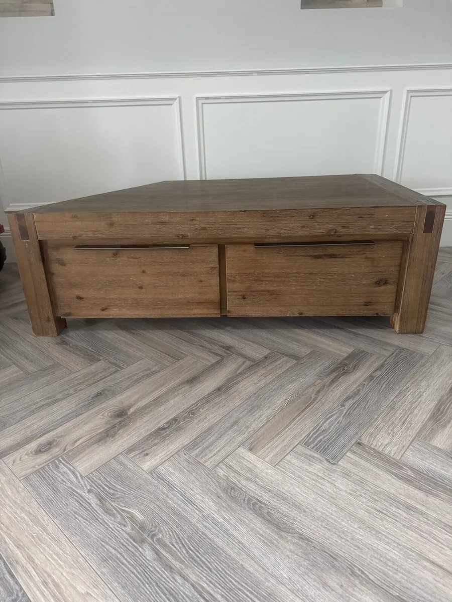 Coffee table gaming chair and rug - Image 3