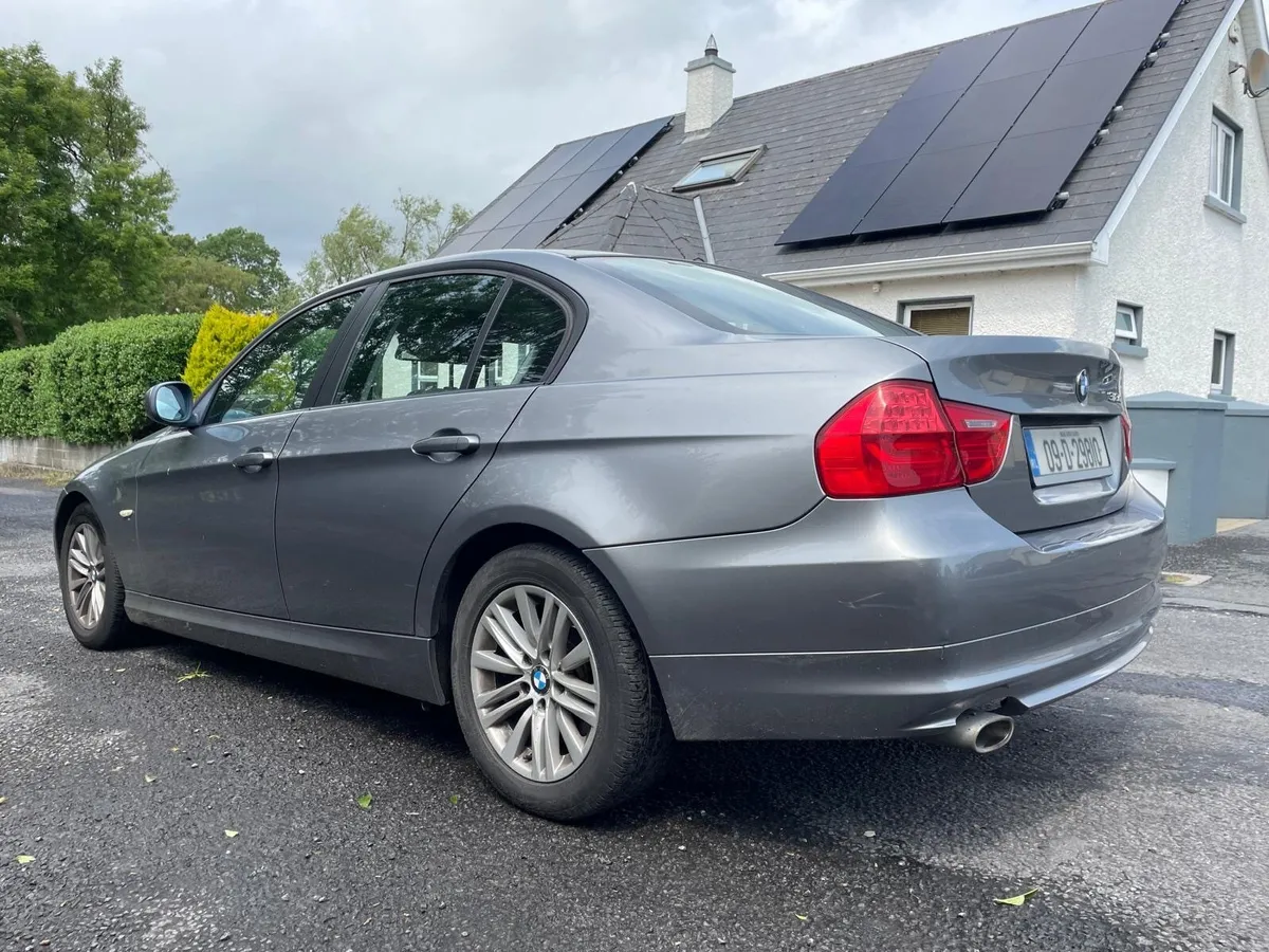 BMW 3-Series 2009 - Image 2