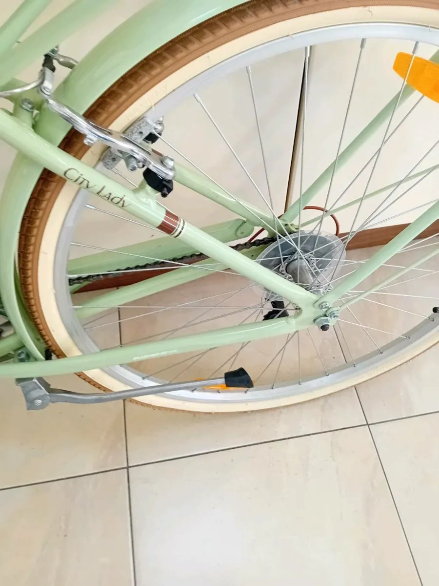 LADIES BICYCLE 28 INCH WHEELS NEW - Image 3