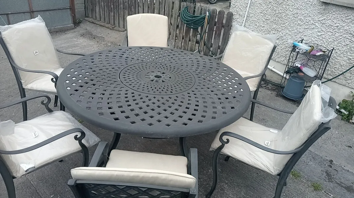 Garden furniture - Image 1