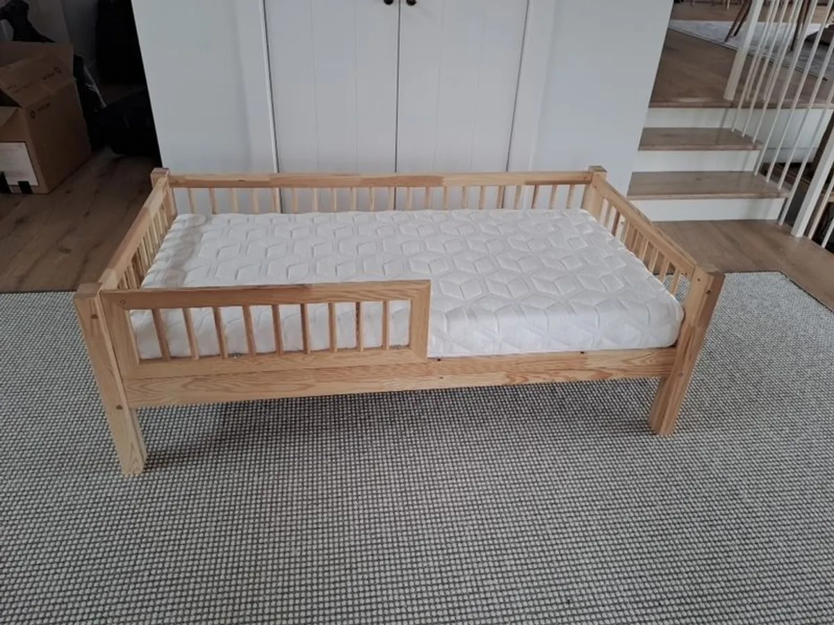 childrens bed - Image 1