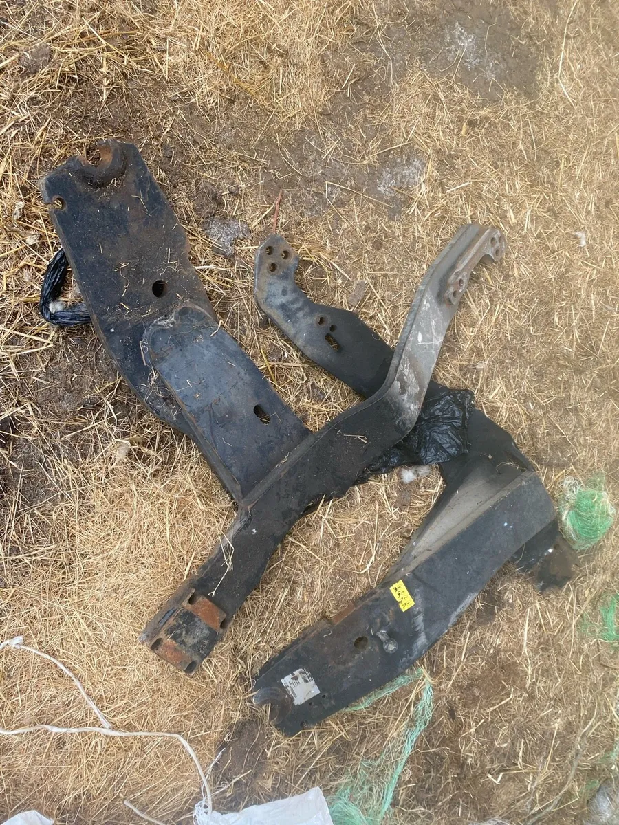QUICKE LOADER AND BRACKETS - Image 3