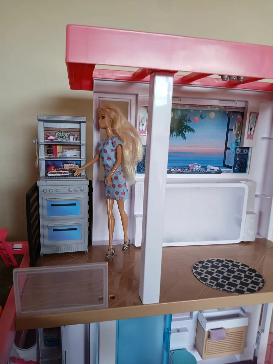 Barbie dream house, night and day. - Image 3