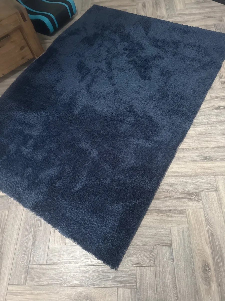 Coffee table gaming chair and rug - Image 4