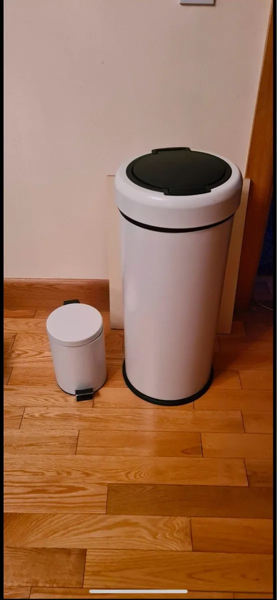 Pedal rubbish bin