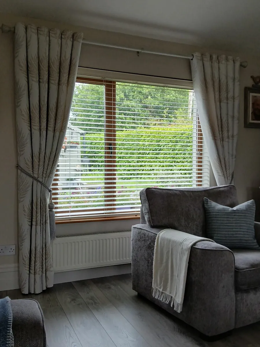 Curtains , Curtain pole and Tiebacks. - Image 3