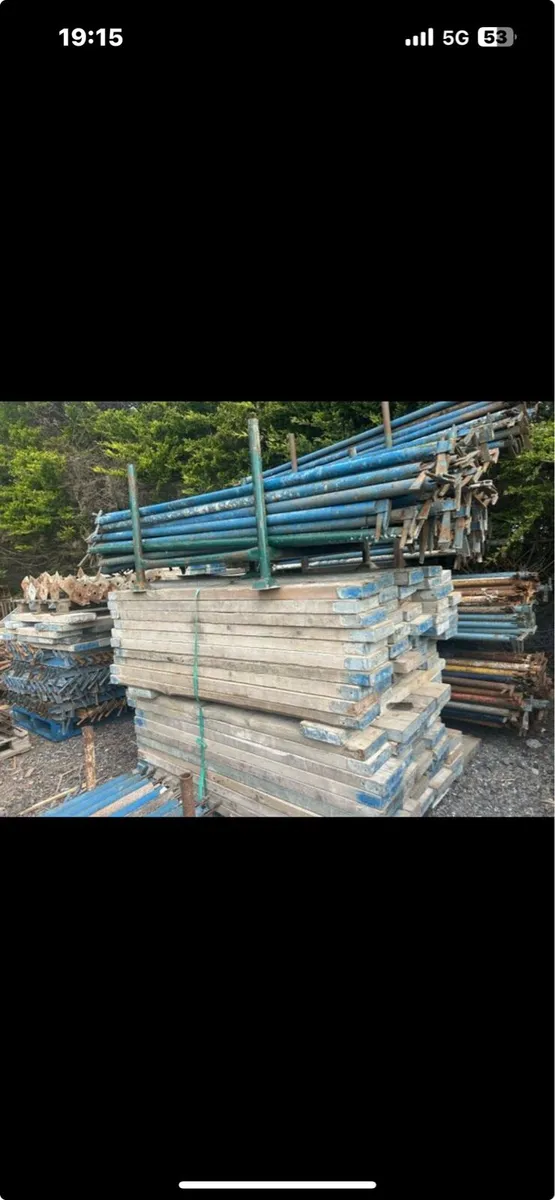 Contents of shed & lock up. - Image 1