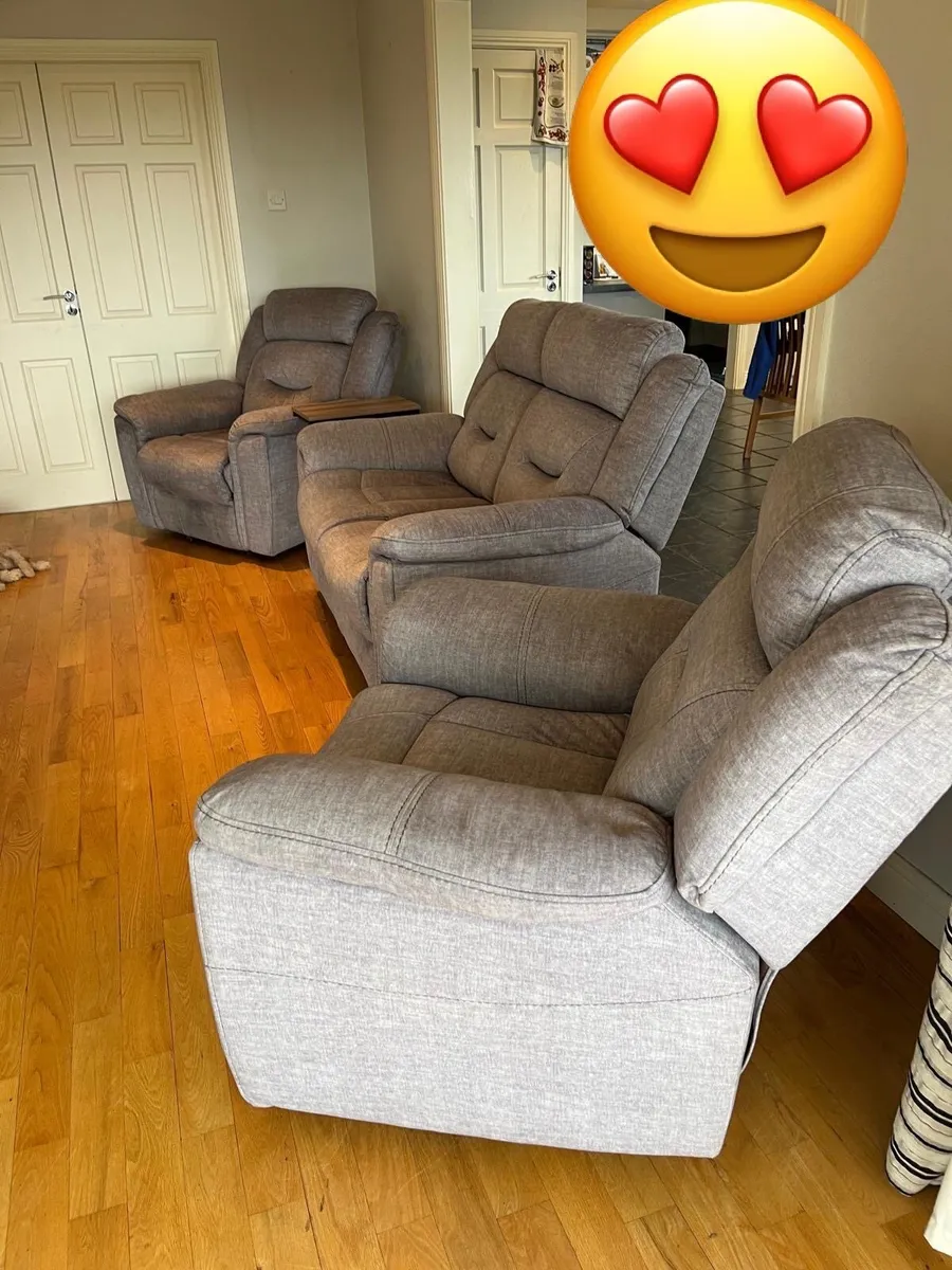 3 piece Suite of Furniture - Image 1
