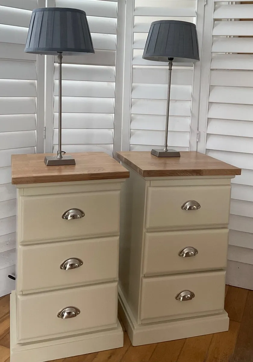 Pair of bedside lockers in excellent condition - Image 2