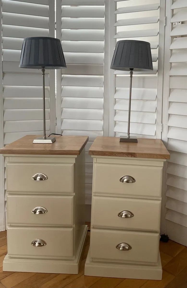Pair of bedside lockers in excellent condition - Image 1