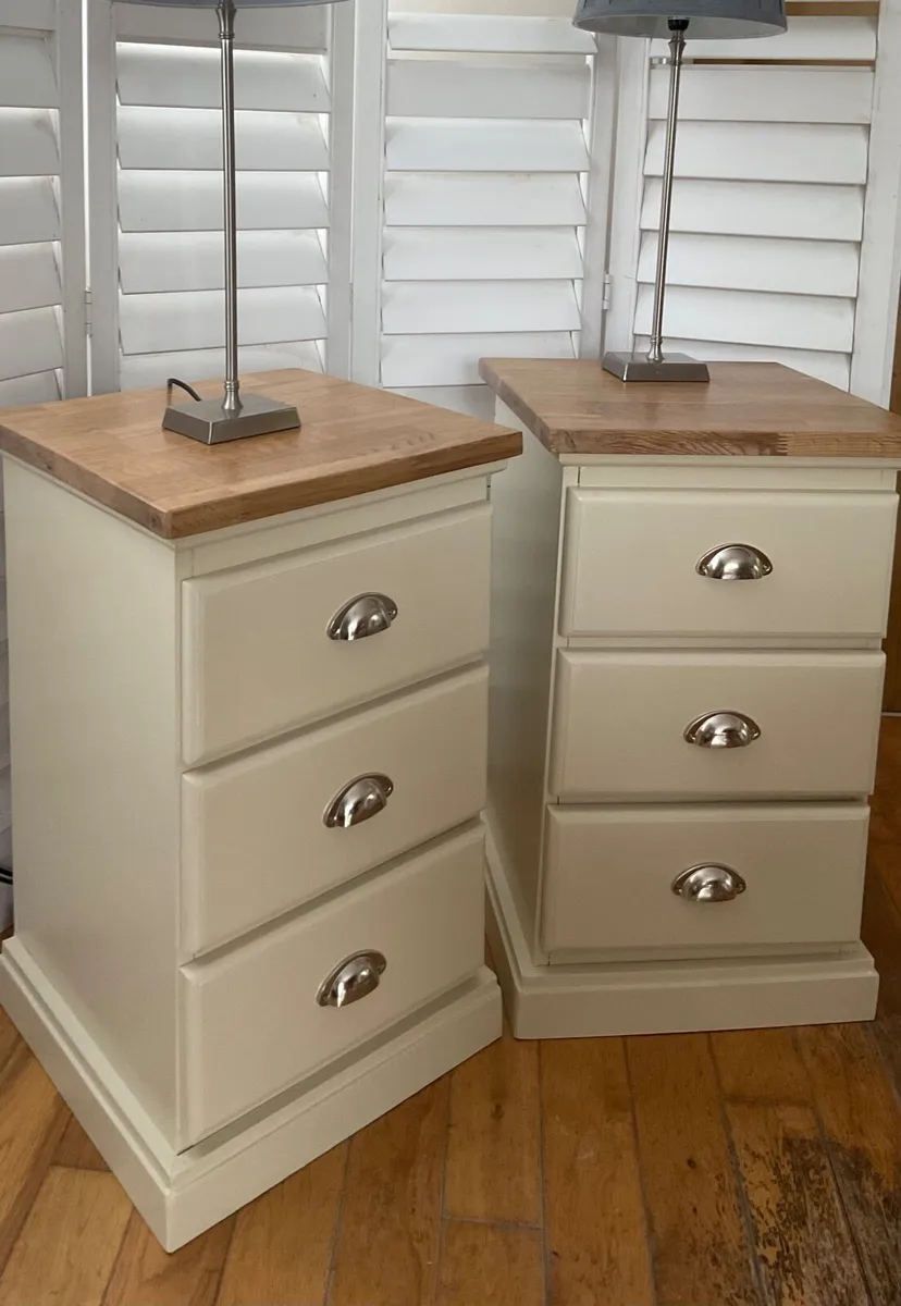 Pair of bedside lockers in excellent condition - Image 3