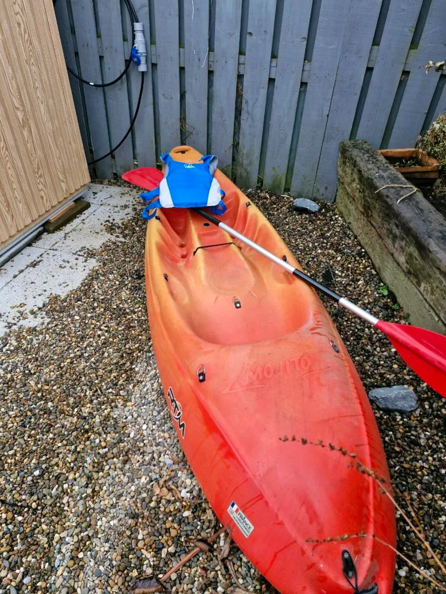 Kayak and life jacket and paddle - Image 1