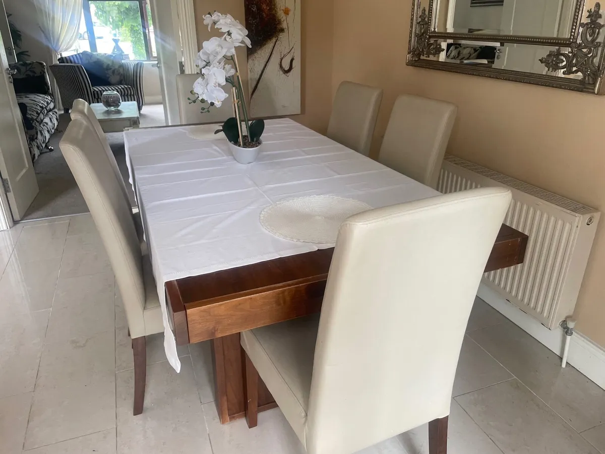 Kitchen table. - Image 1