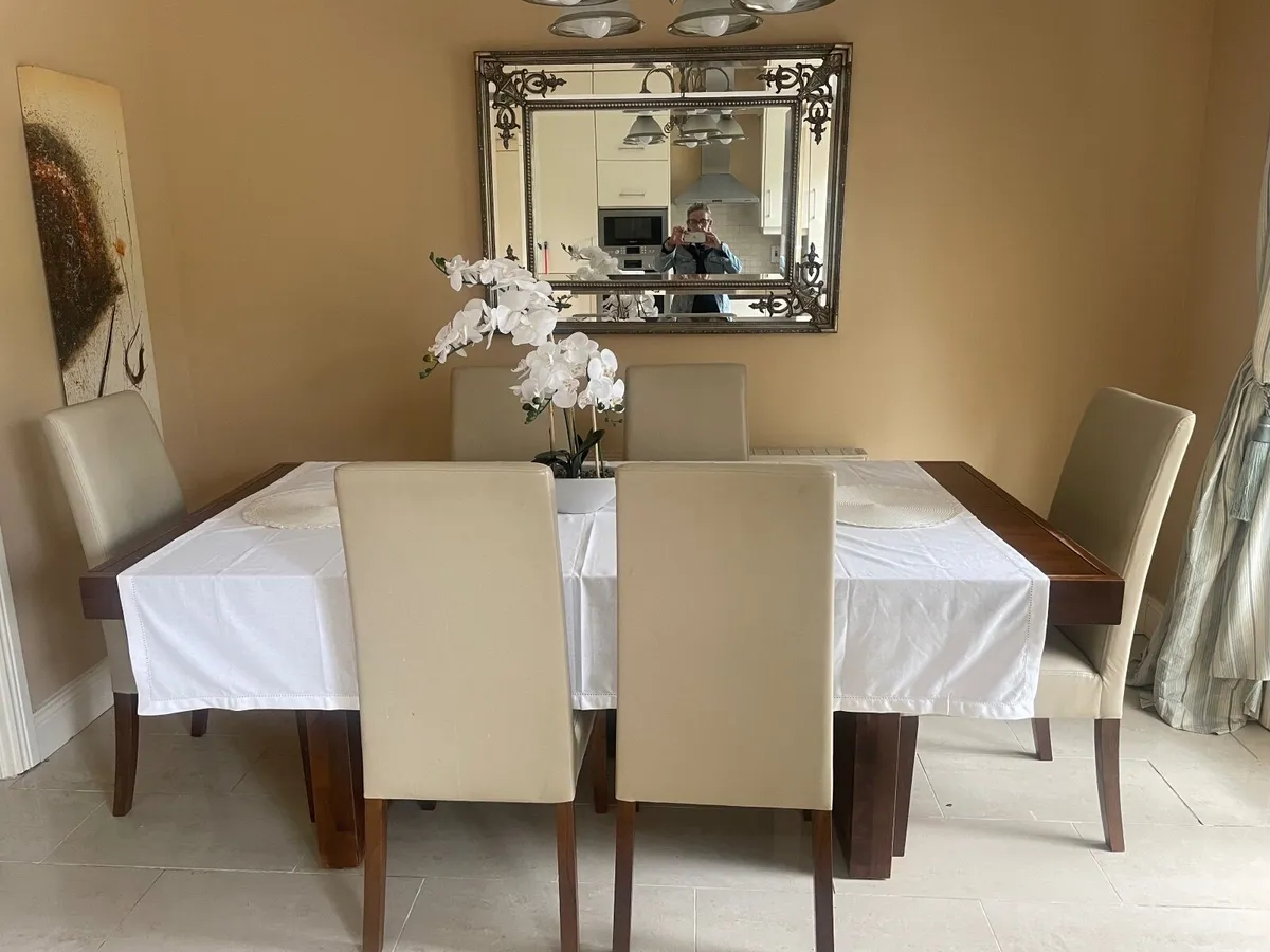 Kitchen table. - Image 2