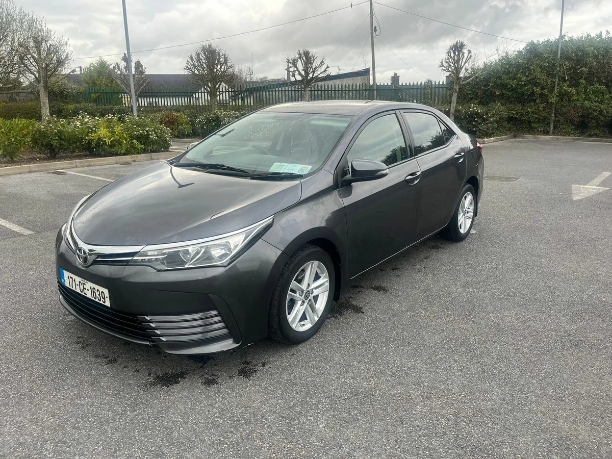 2017 Toyota corolla - Image 2