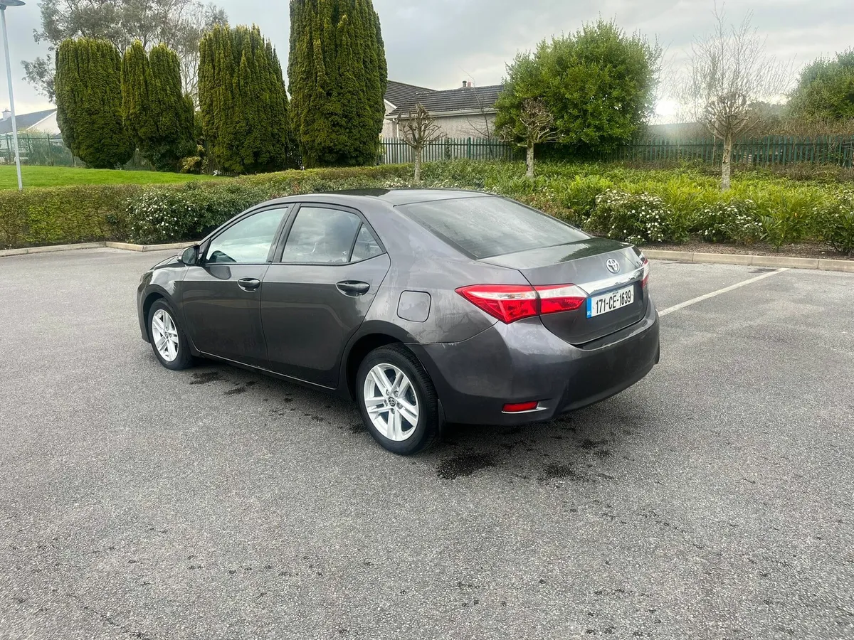 2017 Toyota corolla - Image 3