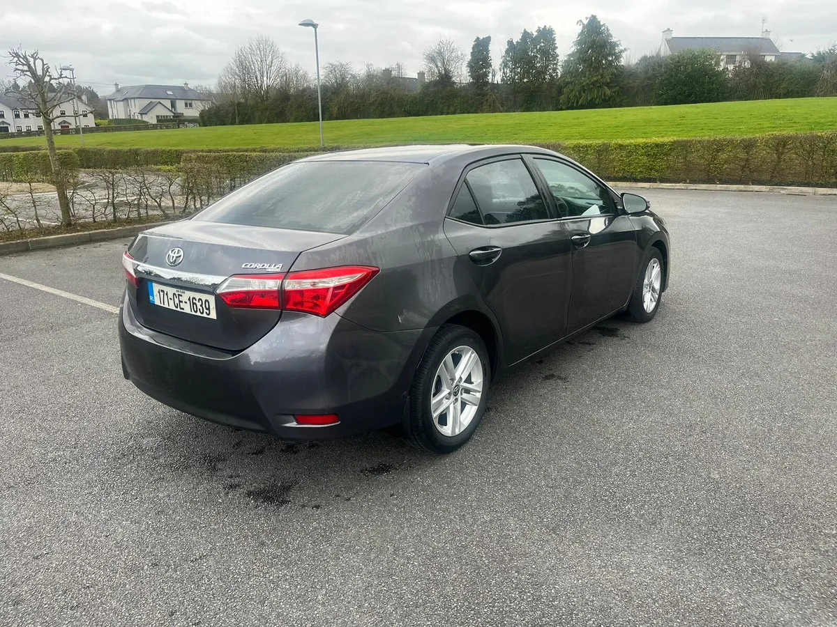 2017 Toyota corolla - Image 4