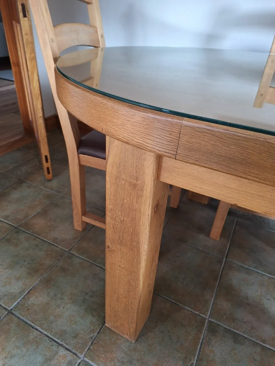 Table and chairs - Image 1