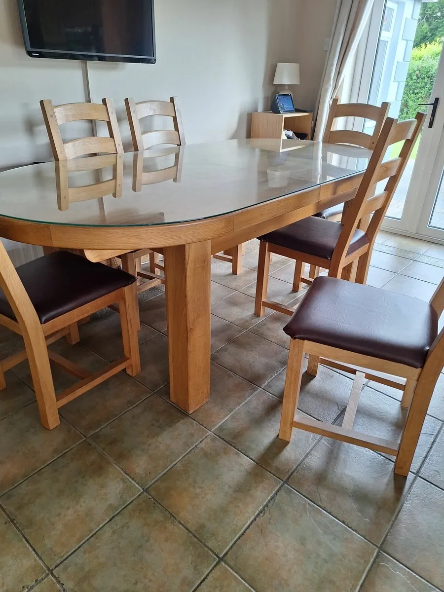 Table and chairs - Image 4