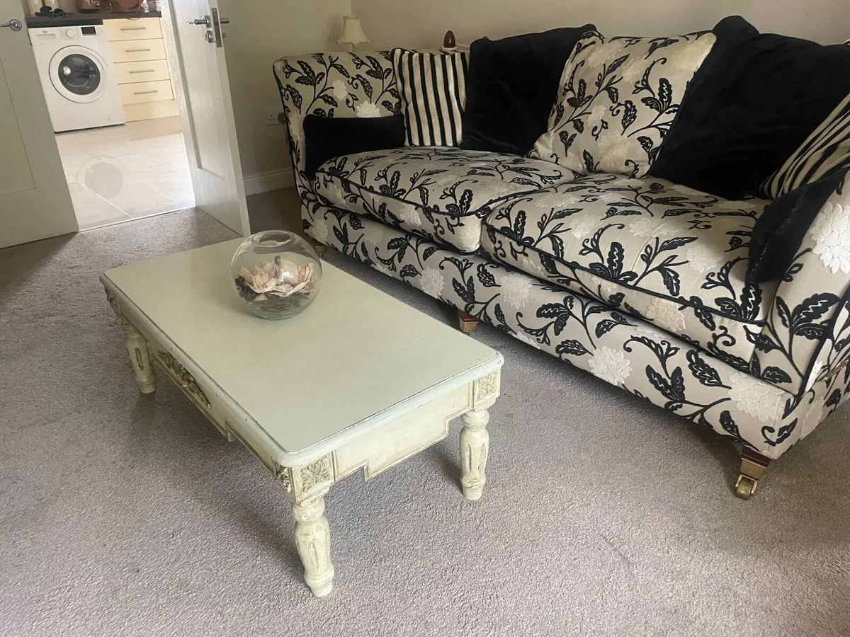 Coffee table. - Image 1