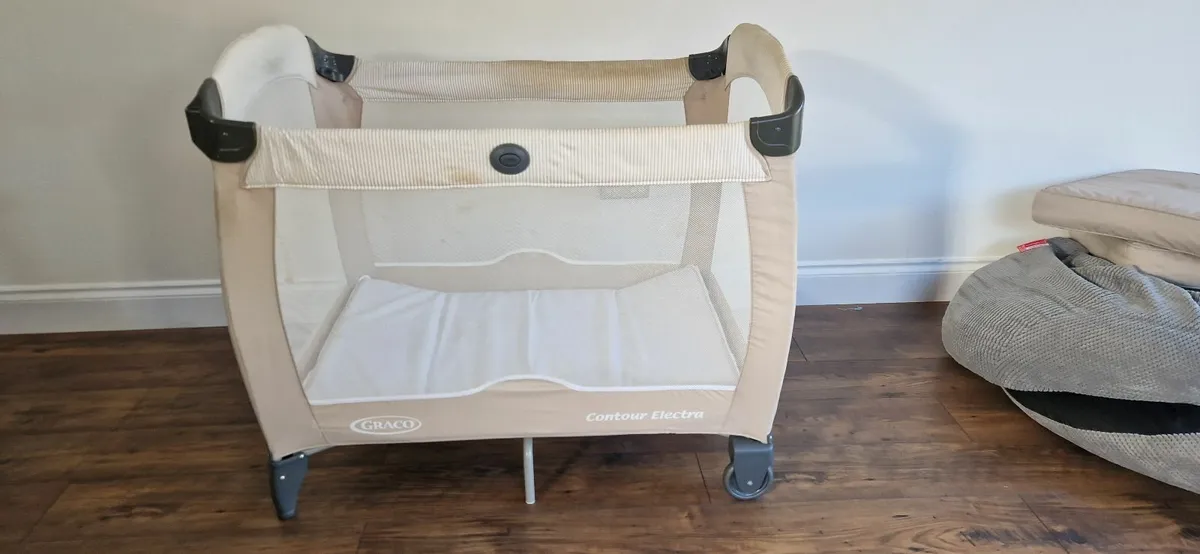 baby travel cot - Image 1