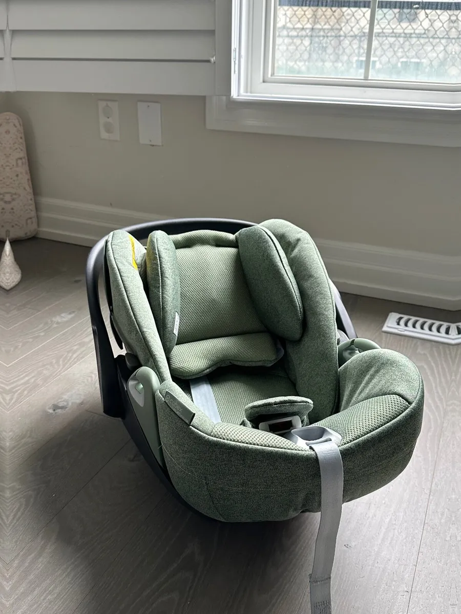 Cybex Cloud T Car Seat & 2 bases - Image 1