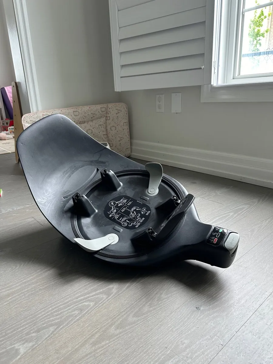 Cybex Cloud T Car Seat & 2 bases - Image 3