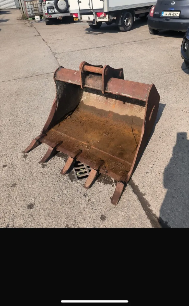 Digging bucket for 8 ton machine 50 mil pins - Image 1