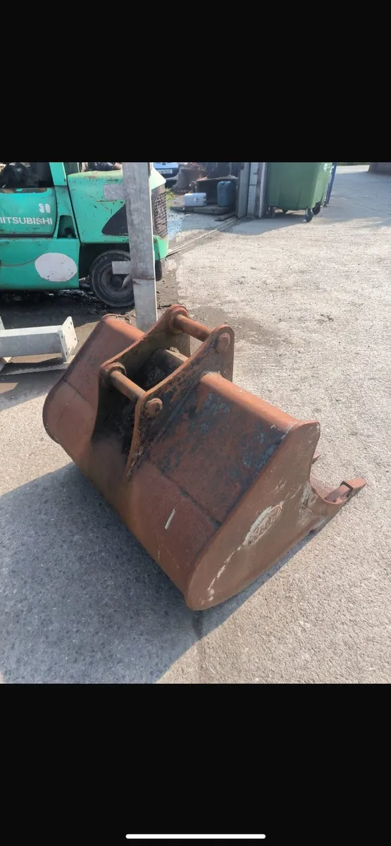 Digging bucket for 8 ton machine 50 mil pins - Image 2