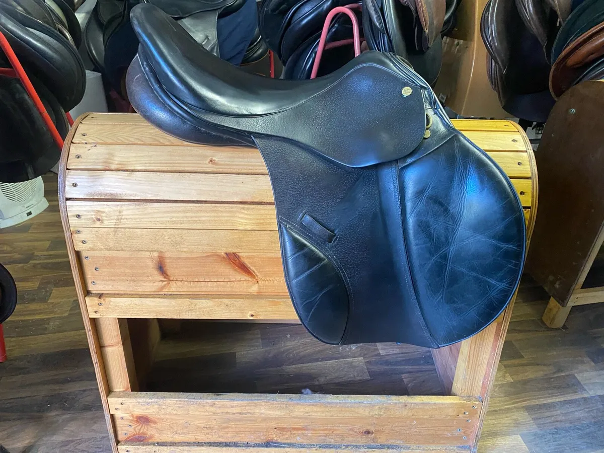 Wide Leather jumping saddle - Image 1